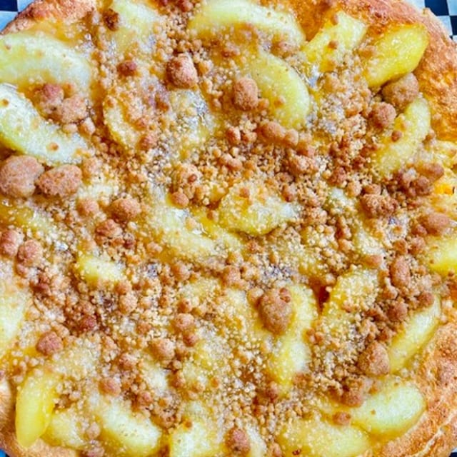 Apple Pie Crumble Pizza.